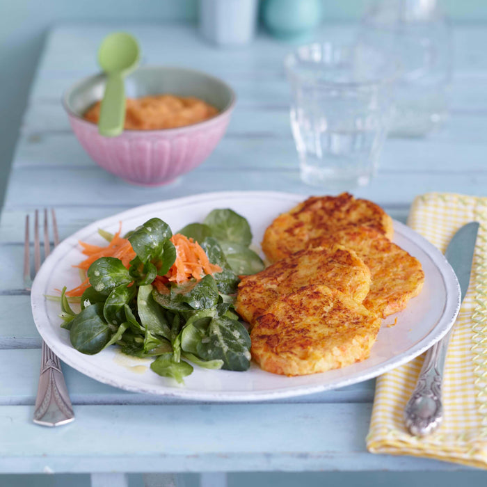 Babybrei und Puffer mit Salat