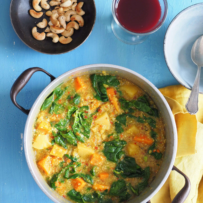 Quinoa-Hirse One-Pot mit Süßkartoffeln, Spinat und Ananas