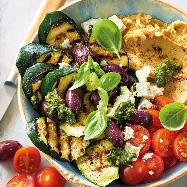 Orientalische Bowl mit Zucchini, Hummus, Tomaten und Feta 