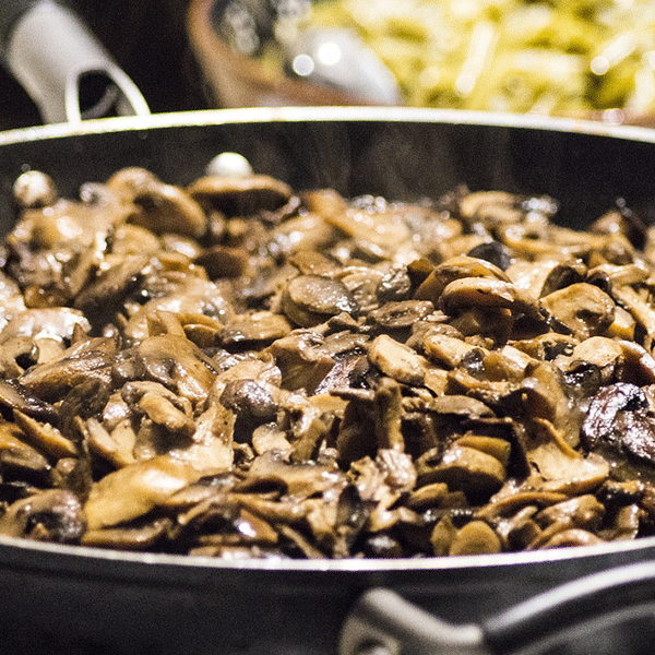 Waldpilzpfanne mit Kräutercrepes 