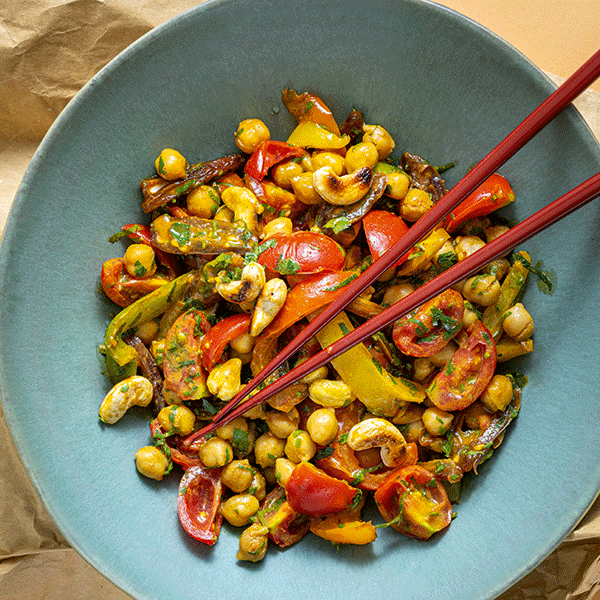 Kichererbsen-Salat mit Paprika, Cashew und Dattel  