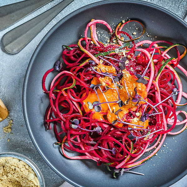Gemüsespaghetti mit Ajvar und Cashewparmesan 