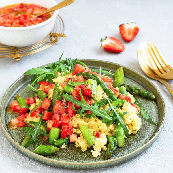 Spargel-Hirsotto mit Erdbeer-Salsa