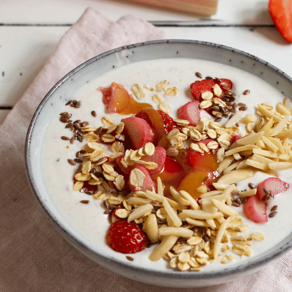 Cremige Hafer-Bowl mit Erdbeeren und Manuka Honig