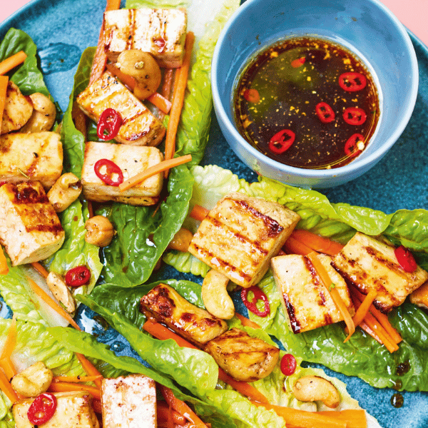 Salatschiffchen mit knusprigem Tofu, Cashews, Karotten und Nuoc Cham