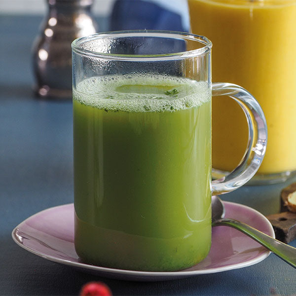 Heißer Kräuter-Smoothie mit Ingwer und Gemüsebouillon