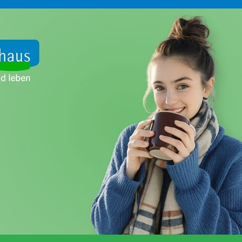 Junge Frau mit Teetasse in der Hand und Schal sowie Reformhaus Logo mit "Länger gesund Leben"-Motto
