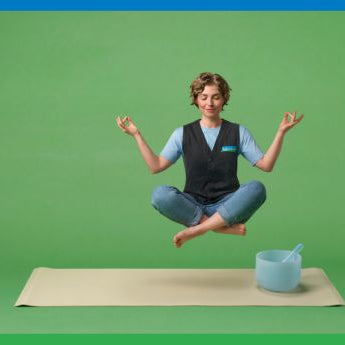 Reformhaus Beraterin im Schneidersitz schwebt über Yogamatte und Klangschale