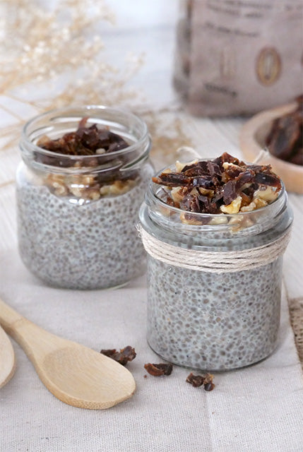 Kokos-Bananen-Chia-Pudding mit Datteln und Walnüssen