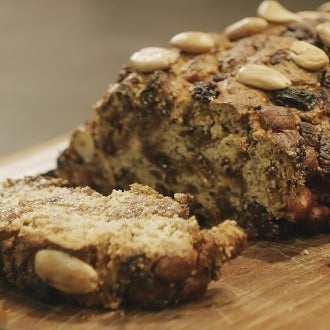 Früchtebrot mit ganzen Haselnüssen