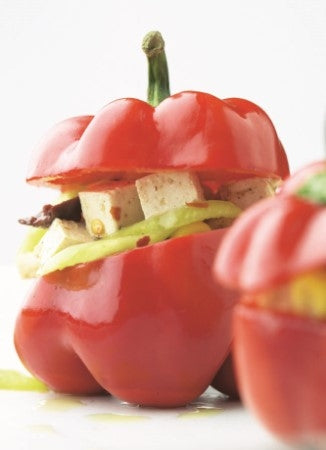 Gefüllte Paprika mit scharf mariniertem Tofu und Jalapeños