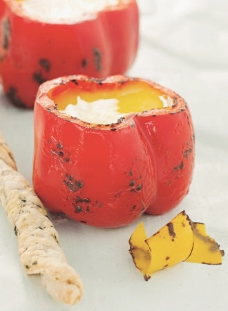 Suppe von gelber Paprika mit Blätterteig-Kräuterstangen