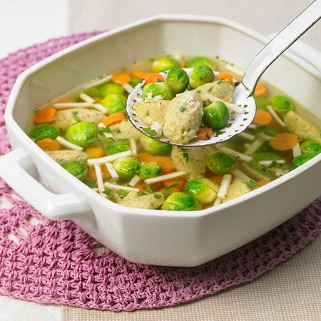 Grießklößchensuppe mit Rosenkohl