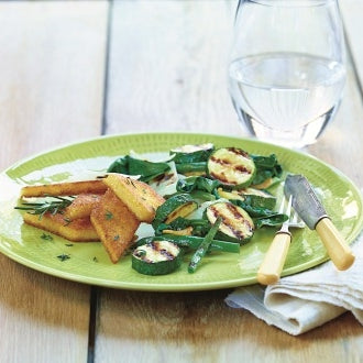 Grünes Gemüse mit gebratener Polenta