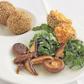 Kokoswirsing mit Shiitake und Süßkartoffelbällchen
