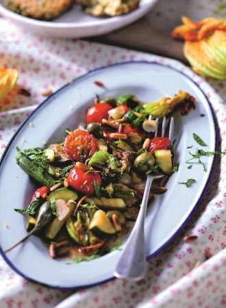 Lauwarmer Salat aus Zucchini und Tomaten