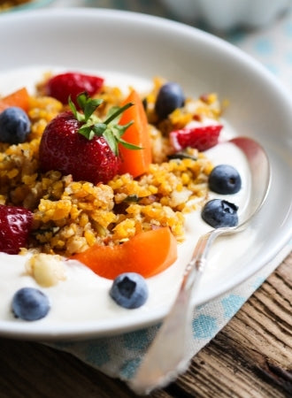 Süßlupinen-Müsli mit Sojajoghurt und Früchten