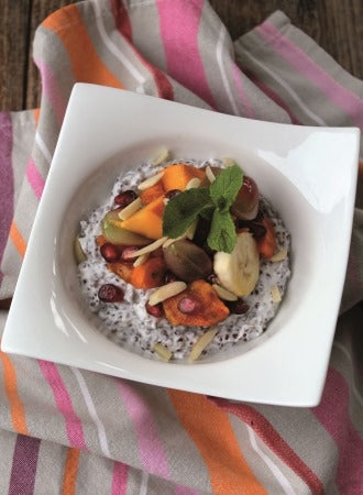 Obstsalat mit roter Quinoa und Vanillejoghurt
