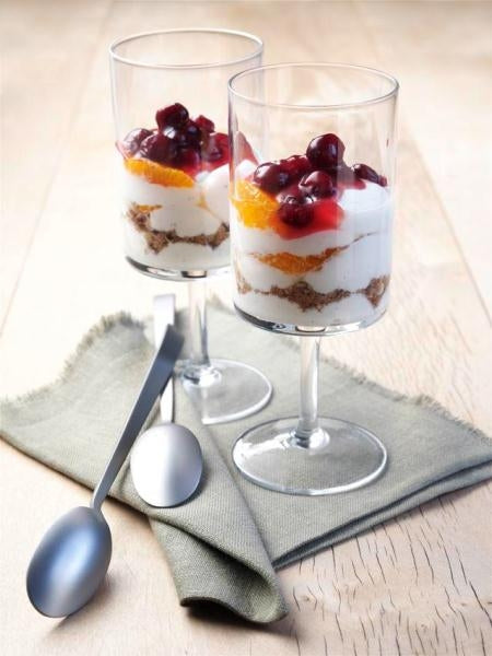 Geschichtete Quarkcreme mit Orangen und Cranberrysauce