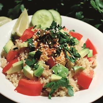 Quinoa-Tomaten-Avocado-Salat mit Möhren-Ingwer-Dressing