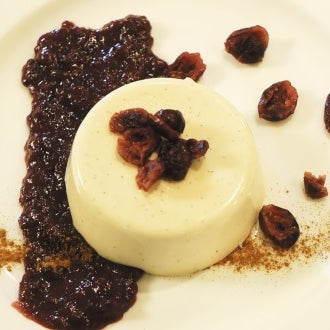 Rosmarin-Panna Cotta mit Cranberry-Granatapfel-Confit