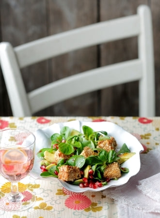 Feldsalat mit Granatapfel und Sesam-Fetawürfeln