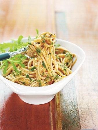 Vollkornspaghetti mit Raukepesto