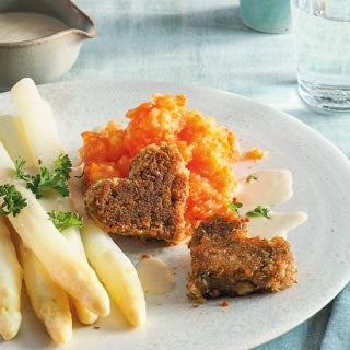 Quinoa-Hirse-Walnuss-Herzbratlinge mit weißem Spargel