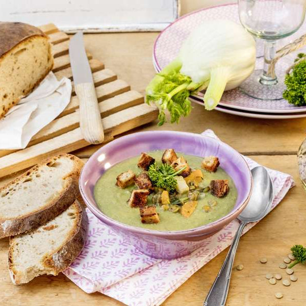 Linsensuppe mit gerösteter Broteinlage