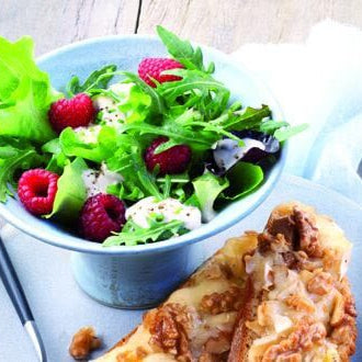 Gratinierte Walnuss-Crostini mit fruchtigem Blattsalat