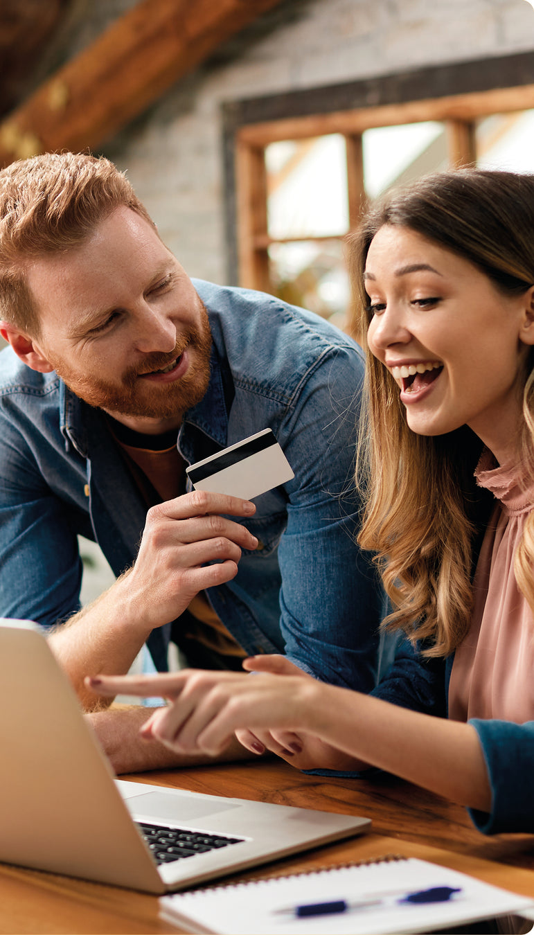 Junges paar vor dem Laptop beim Online-Shopping