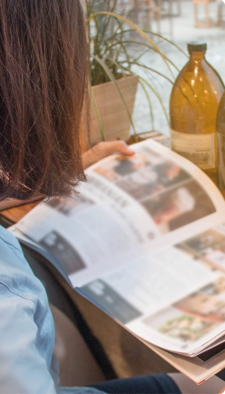 Frau liest in einem Magazin