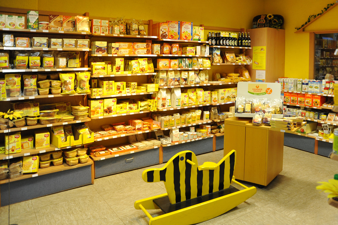 Glutenfreie Produktregale im Reformhaus Kümper