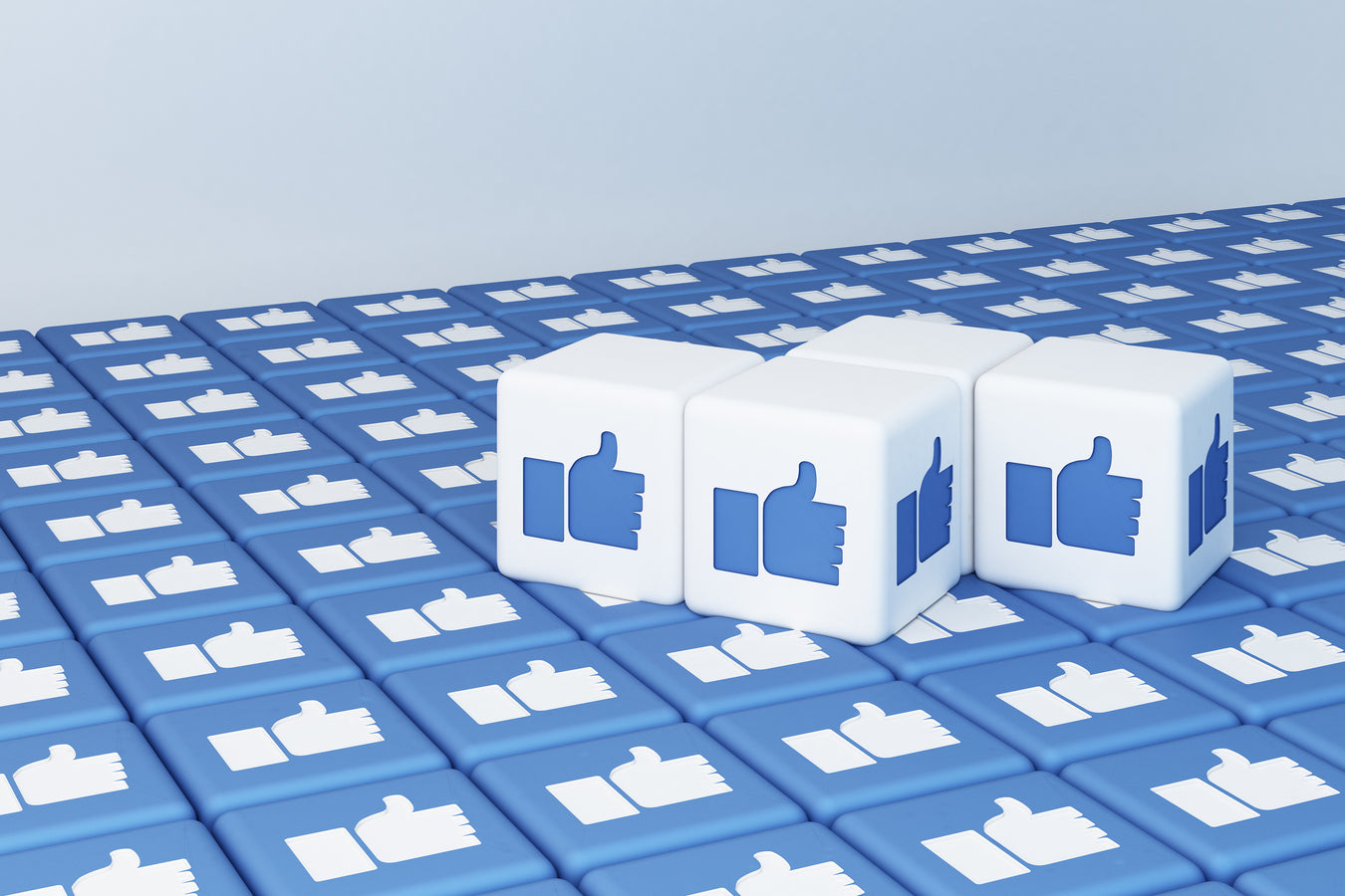 Blaue und weiße Würfel mit Daumen nach oben Symbol für das Liken von Facebookbeiträgen
