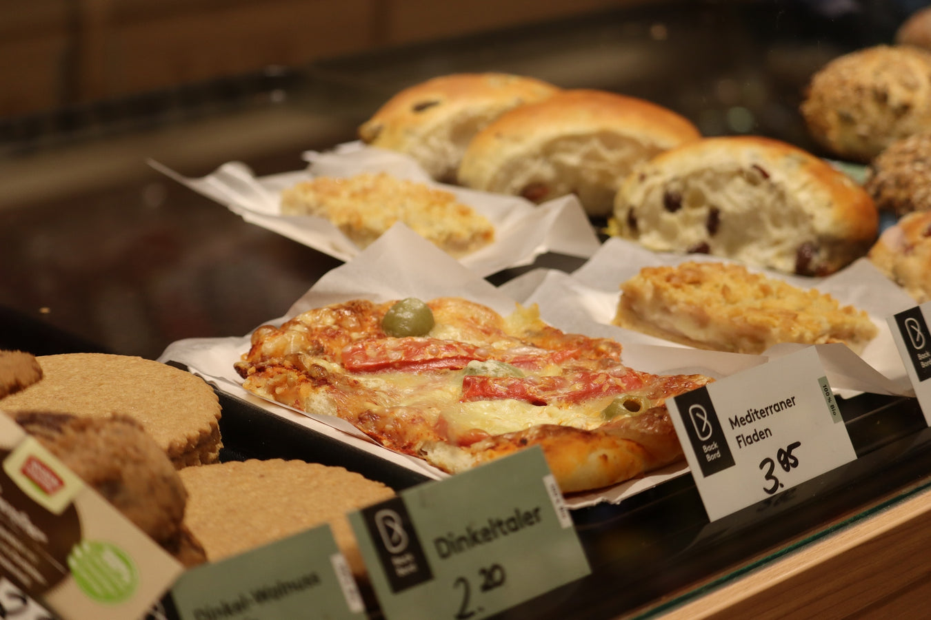 Brötchen und Kuchen in der Auslage
