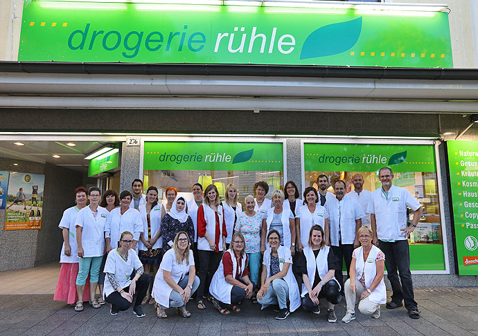 Teamfoto vor dem Reformhaus Drogerie Rühle