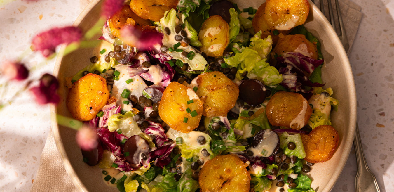 Fruchtiger Bratkartoffel-Linsen-Salat mit cremigem Hagebutten-Joghurt-Dressing