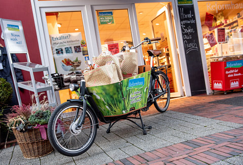 Lastenfahrrad mit Bestellungen vor dem Reformhaus Grotheer