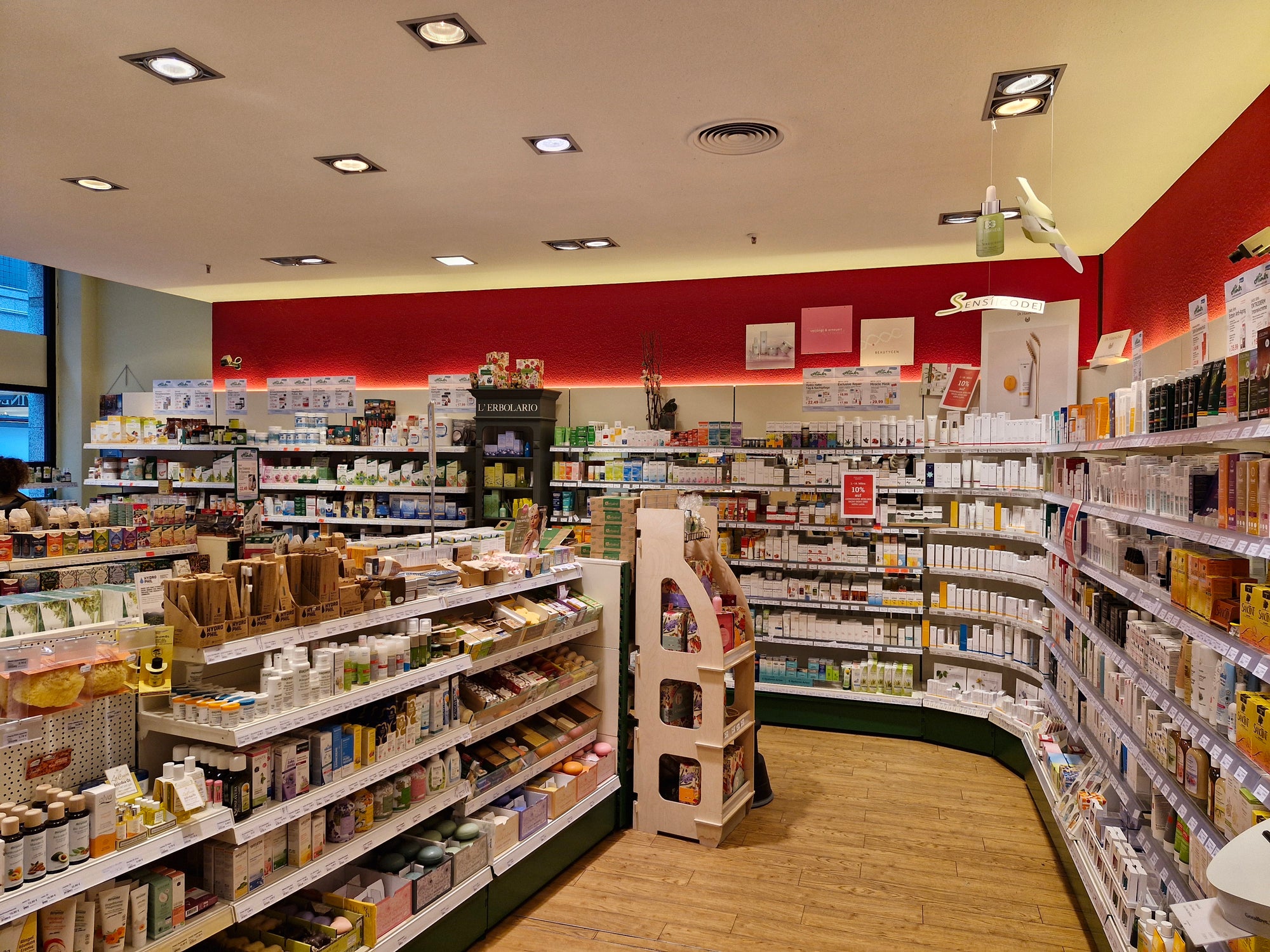 Regale mit Naturkosmetik und Bio Parfum