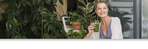 Frau trinkt grünen Smoothie