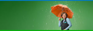Reformhaus Beraterin mit orangen Regenschirm im Regen